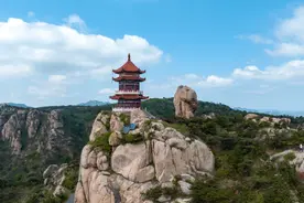 五一去哪儿丨日照九仙山情侣峰奇石太有型了，堪称海誓山盟第一景图片