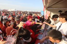 果然视频｜华晨宇演唱会烟台站现场发苹果，烟台文旅宠粉行动继续图片