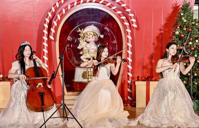 下暴雪的「圣诞小镇」开了！12米泡泡玛特圣诞树亮灯