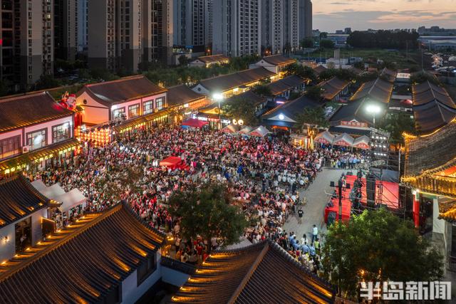 青岛最有“钱”的街区，一场烟花音乐啤酒节正在举办