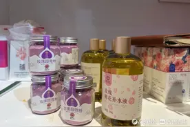 “玫瑰”闪耀年货节！玫瑰鲜花饼、玫瑰酱、玫瑰化妆品深受市民喜爱图片