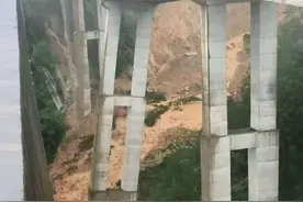 贵州坍塌高速桥有车辆坠落？现场救援人员：是泥石流从其他地方冲下来的图片