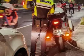 交警下班“兼职”送外卖？杭城街头这幕太暖图片