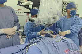 20万元降至5万元！七旬听障患者成为人工耳蜗集采政策云南首位受惠者图片