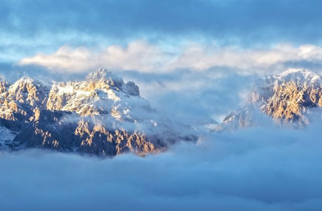 祁连山下秋日邂逅初雪