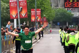 最后一名也要坚持到终点！济南奥体半程马拉松选手最后的冲刺图片