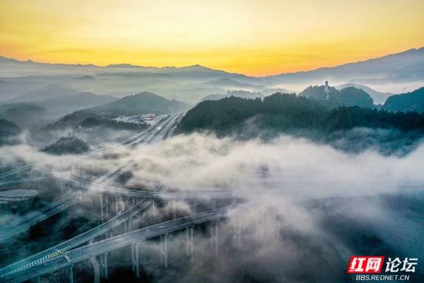 千年苗乡遇现代脉络：靖州晨雾里，文峰塔与高速共嵌云海