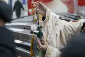 北京一卡通发行“龙纹玉佩卡”，可在全国336个地级城市使用图片