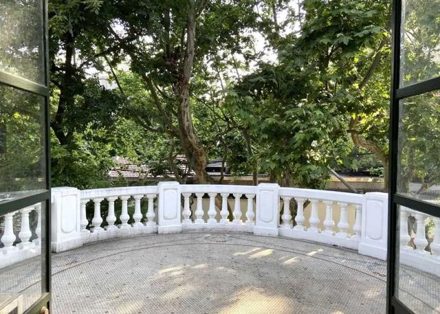 秋日露台主义正当时，看一场夕阳落进梧桐海