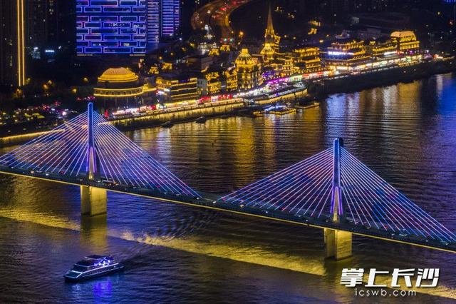 雨后长沙夜清凉 华灯游轮美如画｜组图