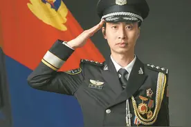 第27届“中国青年五四奖章”获得者李建昀：因公负伤拒绝转行 装上假肢重回一线图片