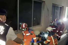 直击中国救援队伍夜以继日大营救：救出缅甸地震被困40小时老人图片