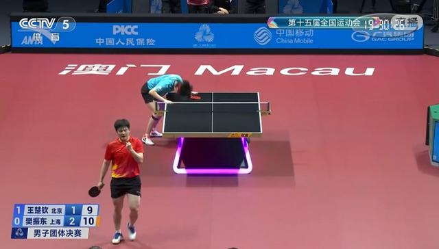 王楚钦输球后头砸球台