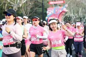 动力图｜春日绽放力量之花，上海女子半马燃情开跑图片