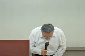 台媒：民众党主席柯文哲鞠躬道歉，宣布要请假3个月并自动申请调查图片
