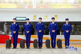高铁乘务制服上新！这些隐藏元素你发现了吗图片