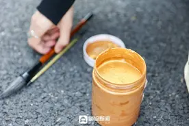 创意车窗字！日照95后女生在车上写书法图片