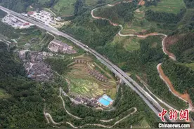 航拍贵州乡村：公路交错风光秀美图片