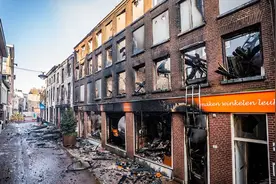 荷兰阿纳姆市中心发生火灾 多座历史建筑被毁图片