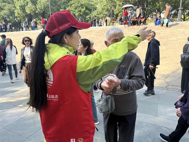 金菊铺锦映江城，志愿红暖赏菊路，武汉文旅志愿者护航金秋菊展