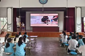 淮阴师范学院物电学院“‘芯’声力量”志愿宣讲团组织开展“两弹一星”精神宣讲图片