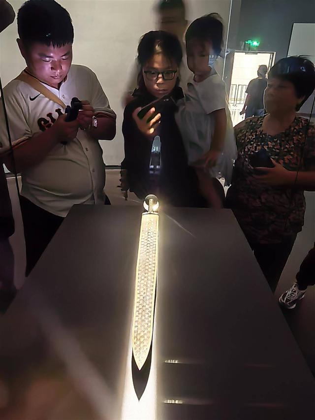 湖北省博物馆开启夜游模式 游客夜幕下探寻文物魅力