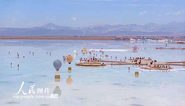 青海乌兰：盐湖美景醉游人