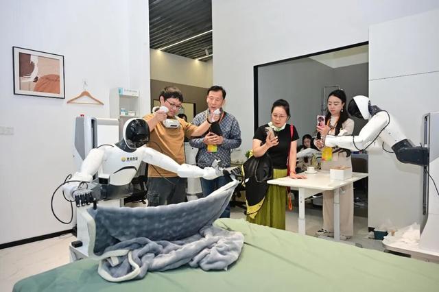 “赛博武汉”又出圈了，人形机器人还会这些！