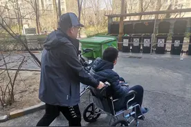 母亲转院之际遇儿子突发脚伤，社区暖心出手帮助母子俩图片