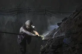 成渝中线高铁磨盘山隧道全线贯通图片