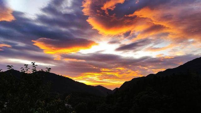鹤峰：夕阳遗落的情书