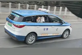 点子王😂一C罗球迷坐出租车追大巴，被卡斯特罗拍到分享到社媒上图片