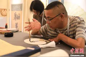 残疾人书法家王渊鹏：一笔一墨写就“桂冠”人生图片