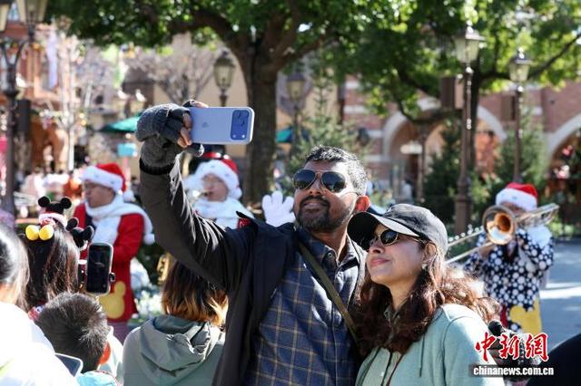 上海迪士尼奇幻冬日季吸引游客