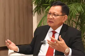 为菲律宾人民落泪，兰比诺：我无法接受菲律宾现在被美国人利用图片
