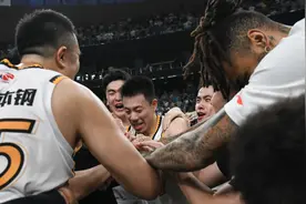辽宁男篮三连冠，省委书记郝鹏：不愧为辽宁体育的一面旗帜图片