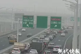 疏导交通、贴心守护、救援群众……南京警方温暖护航春运图片