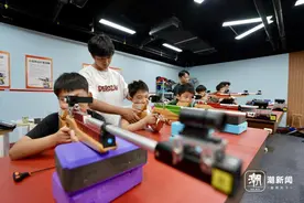 巴黎奥运中国首金引发儿童射击热 宁波射击俱乐部人气火爆图片