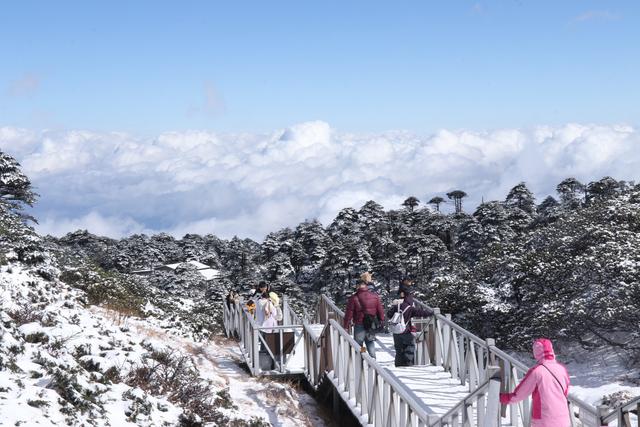 大理苍山：冬日首场降雪引客来
