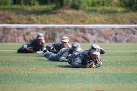 在汗水中开启“高中第一课”！南京高一新生陆续开展军训活动图片