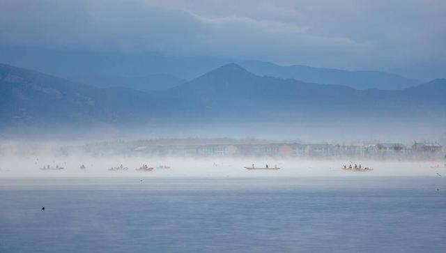 泸沽湖：薄雾轻舟入画来 冬韵泸沽醉游人
