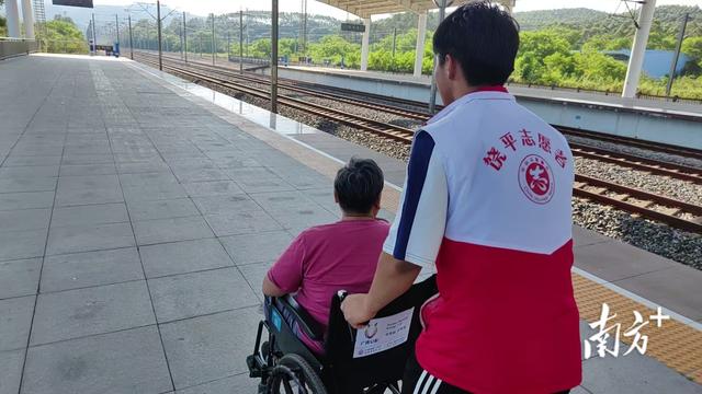 古城讲解、高铁守护……国庆中秋双节期间潮州“志愿红”太暖了！