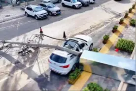 一声巨响！昆明一刚落户4天新车被拦腰砸断……瞬间火花四起图片