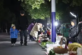 政府门口开夜市、院里晒粮食，专家：文明进步的体现，政府可以管理但必须免费图片