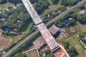 醴娄高速2.3万吨大桥实现“空中转体”图片