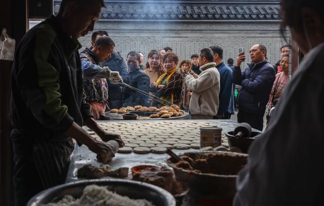 很多江南古镇快经营不下去了，乌镇还在收150元门票，不凭脸皮凭什么？