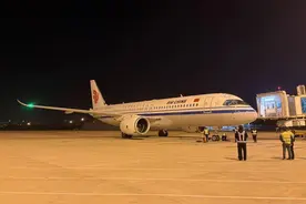 国产大飞机C919落地武汉！图片