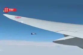 哈萨克斯坦战机为习近平主席专机护航图片