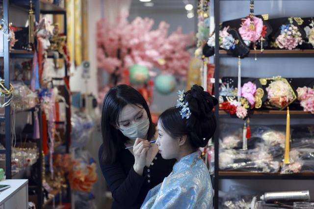 从王府井到故宫：Z世代在北京圆“格格梦”
