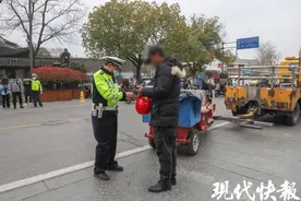 旅游旺季违规载客，扬州整治非法营运“黑三轮”图片